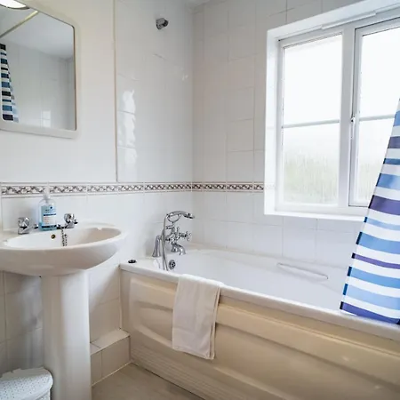Beautiful Town House With Private Garden And Patio Villa Canford Magna Exterior photo