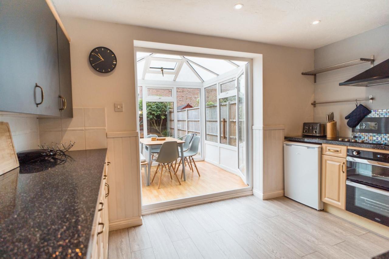 Beautiful Town House With Private Garden And Patio Canford Magna